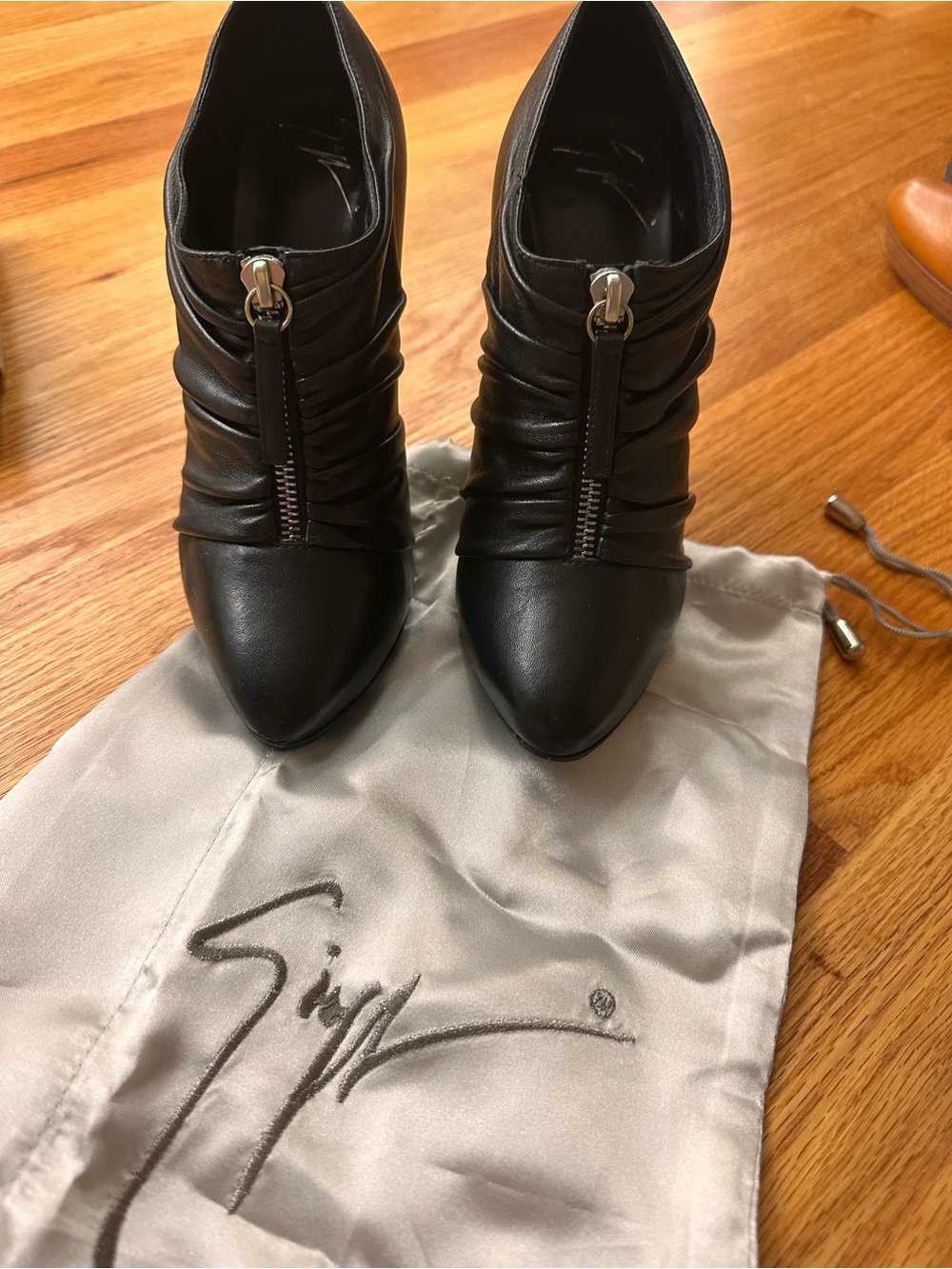 GIUSEPPE ZANOTTI Black Leather Pointed Toe Ankle Boots with Front Zip